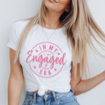 Trendig Bride Tee for Förlovning & Bachelorette Ro<br><div class="desc">Fira din engagerade era i stil med det här trendiget "I min Engaged Era" T-shirt! Perfekt för möhippor, möhippor, förlovningar, bilder eller bara avslappnad mutor till virus. Den här skjortan gör en underbar gåva till den nyanställde och parar perfekt med din favoritdenim, dina fullt eller matchande utdrag från brudens sida....</div>