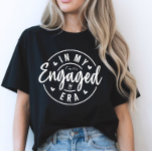 Trendig Bride Tee for Förlovning & Bachelorette Ro<br><div class="desc">Fira din engagerade era i stil med det här trendiget "I min Engaged Era" T-shirt! Perfekt för möhippor, möhippor, förlovningar, bilder eller bara avslappnad mutor till virus. Den här skjortan gör en underbar gåva till den nyanställde och parar perfekt med din favoritdenim, dina fullt eller matchande utdrag från brudens sida....</div>