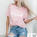 Trendig Bride Tee for Förlovning & Bachelorette Ro<br><div class="desc">Fira din engagerade era i stil med det här trendiget "I min Engaged Era" T-shirt! Perfekt för möhippor, möhippor, förlovningar, bilder eller bara avslappnad mutor till virus. Den här skjortan gör en underbar gåva till den nyanställde och parar perfekt med din favoritdenim, dina fullt eller matchande utdrag från brudens sida....</div>