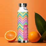Trendig Chevron Mönster stor rosa-grönt namn<br><div class="desc">En fetstilt, grafisk design med färgstark rosa, orange, lila och grönt zags med ett roligt färg-block för att lägga till ditt namn eller valfri text. Den ljusa schevron mönster är ett modernt trendig mönster med en slå av färg. Du kan lägga till namn, monogram eller annan anpassningsbar. Om du vill...</div>