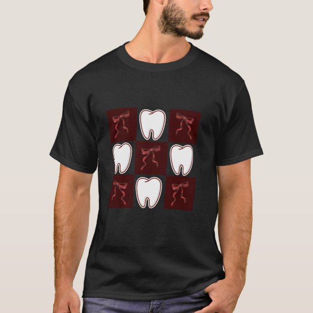 Trendig Chic Mörk Red Coquette Bows Dentist Dental T Shirt (Framsida)