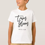 Trendig chic Push Black Script Team Groom T Shirt<br><div class="desc">T-shirt med ord "Team Groom" i chicens trendig penselskript som är perfekt för ring-bäraren. För andra matchande artiklar, se https://www.zazzle.com/collections/119250194970828530?rf=238364477188679314 Anpassa den genom att ersätta platshållartexten. Om du vill ha fler alternativ som att ändra teckensnittet och det är storlekt klickar du på knappen "Anpassa" i färg eller mellanrummet mellan brev....</div>