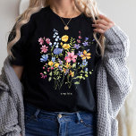 Trendig Colorful Wildblommor med Monogram T Shirt<br><div class="desc">Den här snyggten har mörk T-shirt en bukett av söt boho-blommor,  i nyans av blått,  lila,  rosa och gult med vackra grönt löv. Lägg till ditt namn eller monogram.</div>