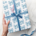 Trendig Coquette Babyblå Bågmönster Presentpapper<br><div class="desc">Vattenfärgsblå babybow-inpackningspapper. Lägg till en söt och stilren touch på dina presenter med detta charmiga inpackningspapper som har ett vattenfärgsmål av en babyblå bow. Perfekt för en baby shower för pojke eller en bröllops shower med temat "Något blått innan jag gör det", denna design blandar klassisk elegans med en lekfull,...</div>