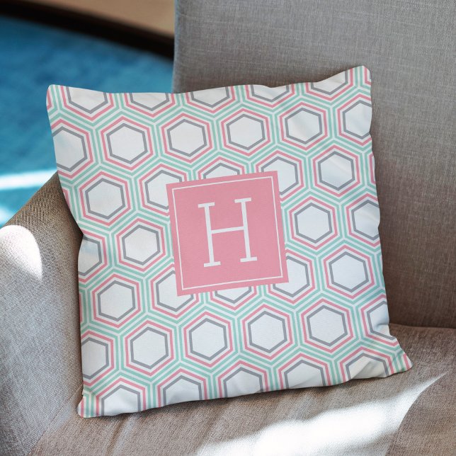 Trendig Coral Honeycomb Mönster Monogram Kudde (Skapare uppladdad)