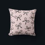 Trendig Cute Little Black Bows Rosa Kudde<br><div class="desc">Trendig Cute Little Black Bows Rosa Pillow. (Kudden färg kan ändras till valfri färg med hjälp av färg-väljaren i bakgrunden.)</div>