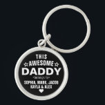 Trendig den här Fantastisk-Tillhöret pappa till Fa Rund Silverfärgad Nyckelring<br><div class="desc">Personlig Trendig Den här Fantastisk-pappa-Tillhöret anpassar sig till den med namnen på dina barn.</div>