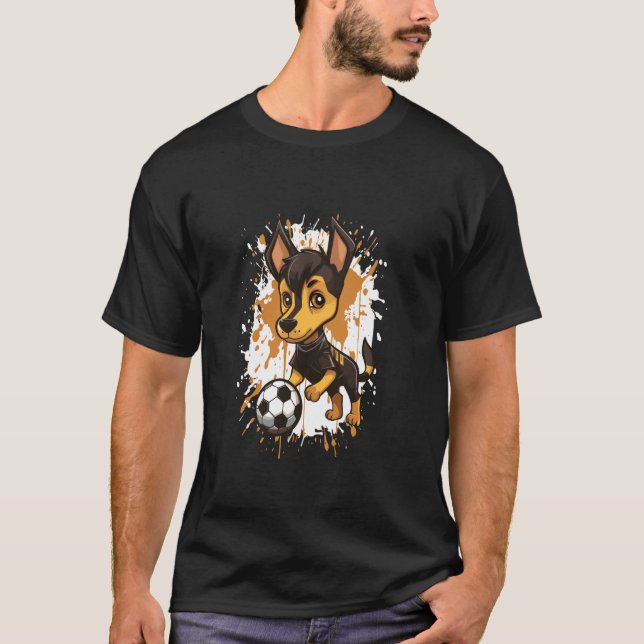 Trendig Dobermann Hund Spelar Fotboll Serietecknin T Shirt (Framsida)