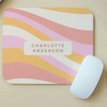 Trendig för Abstrakt av grov återställande Vintage Musmatta<br><div class="desc">Girly Retro Vintage Wave Personlig Namn Mousepads Mus mattor har en retro-våg i skuggor av rosa,  orange och vitt med ett överlägg av personligen namn. Perfekt till henne för jul,  födelsedag,  helgdagar,  skola,  arbete,  college med mera. Designad av © Evco Studio www.zazzle.com/store/evcostudio</div>