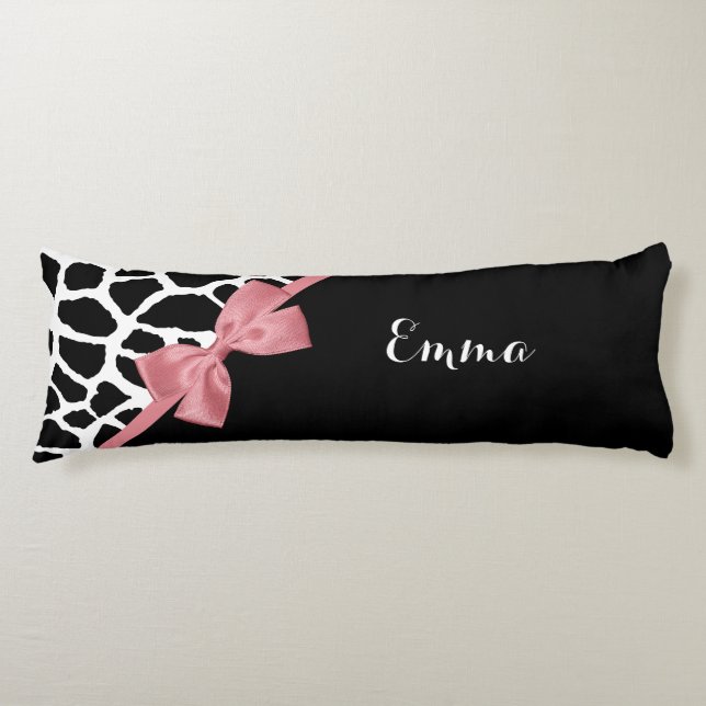 Trendig Giraffe Print Rosy Rosa Bow with Namn Kroppskudde (Framsidan)