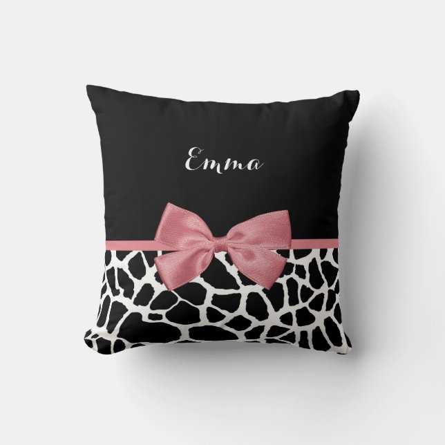 Trendig Giraffe Print Rosy Rosa Bow with Namn Kudde (Framsida)