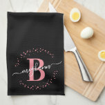 Trendig Girly Rosa Black Namn Monogram-skript Kökshandduk<br><div class="desc">Girly, trendig, elegant, modern, rosa och svart, , , första namn-manushandduk anpassningsbar personlig monogrammad kökshandduk. Med ett inledande mongram och ett giftigt namn-skript i ett handskrivet calligraphy-tecken byts svan-typsnitt ut och den prickade cirkeln ram runt ditt monogram. Perfekt feminin gåva till syster, mor, flickvän, födelsedag, bröllop, möhippa, söt 16 födelsedagsfest,...</div>