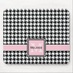 Trendig Graphic Houndstooth med Anpassningsbar Mon Musmatta<br><div class="desc">Klassisk svart och vit houndstooth mönster med en ljus rosa namnskylt för ditt eget namn och monogram. En söt,  girig,  modern gåva från mönster till kvinnor som kärlek personlig namn och monogrammerade gåvor.</div>