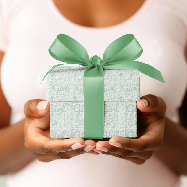 Trendig Grönt Script Typography Girl Baby Shower Presentpapper (Skapare uppladdad)