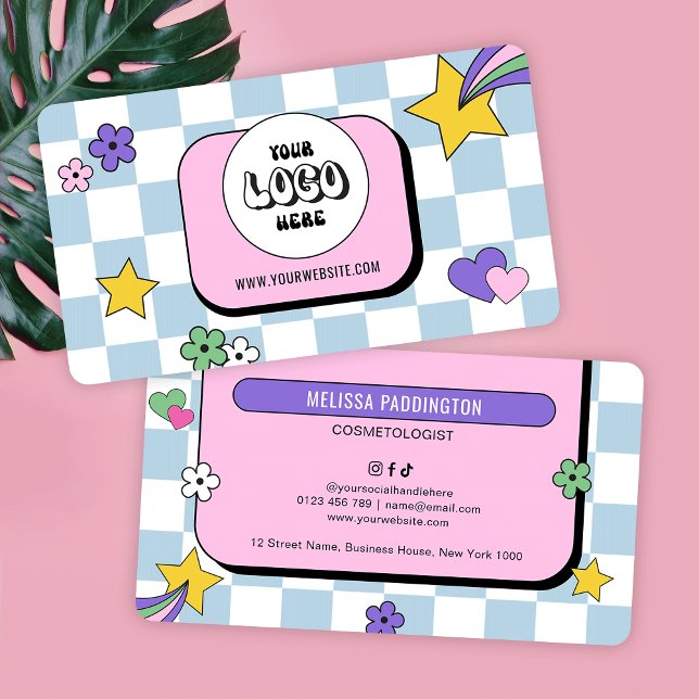 Trendig Groovy Logotyp Retro Blue Hairstylist Salo Visitkort (Trendy groovy pink + blue business cards with retro font and pink checkered background and your logo)