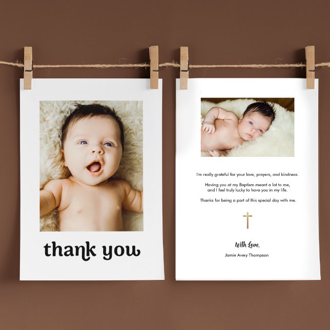 Trendig Guld kor Modern 2 Baby fotnotsbaptism Tack Kort (Trendy Typography Baby baptism thank you with gold cross and 2 photos)