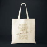 Trendig Guld Monogram Namn Hobby Sport List Tygkasse<br><div class="desc">Personlig Anpassningsbar Monogram Namn Tote Bag med redigerbar texttypografi och ordalydelse med en lista över hennes hobbyintressen och idrottsspel gör en roligt och användbar gåva till flickan på resan och i många extracurrikulära aktiviteter. I det här exemplet står det "hockey, lacrosse, hiking, reading, teckning", men texten kan ändras till ditt...</div>