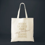 Trendig Guld Monogram Namn Hobby Sport List Tygkasse<br><div class="desc">Personlig Anpassningsbar Monogram Namn Tote Bag med redigerbar texttypografi och ordalydelse med en lista över hennes hobbyintressen och idrottsspel gör en roligt och användbar gåva till flickan på resan och i många extracurrikulära aktiviteter. I det här exemplet står det "hockey, lacrosse, hiking, reading, teckning", men texten kan ändras till ditt...</div>