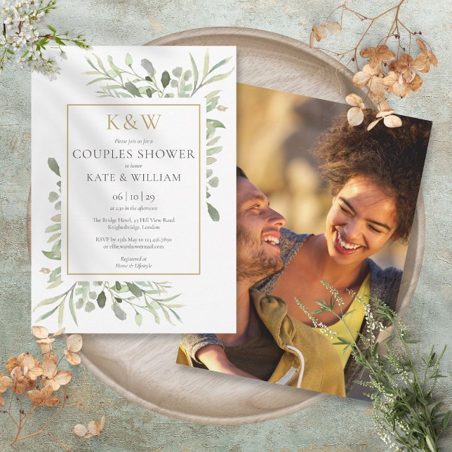 Trendig guldmonogramgrönska Foto Par Bröllopsdusch Inbjudningar (Chic Gold Monogram Greenery Photo Couples Shower Invitation)