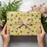 Trendig Gult Buzzing Vår & Summer Honeybee Presentpapper<br><div class="desc">Ge liv åt naturens skönhet med vår smekande honungsbin mönster, med handritade illustrationer av Nathalie Portet. Mot en sjudande bakgrund av gulten blommar gult Cosmos blomma och skapar en sansad och vismisk scen. Perfekt för födelsedagar och sommardagar i Vår, naturentusiaster, älskare, trädgårdsmästare, möhippor och babyduschar med honungsbin. Med den här...</div>