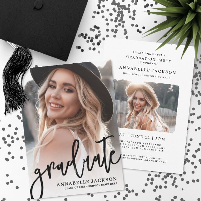 Trendig handskriven examen Enkel foto Examen Inbjudningar (Trendy Script Graduate Simple Photo Graduation Invitation)