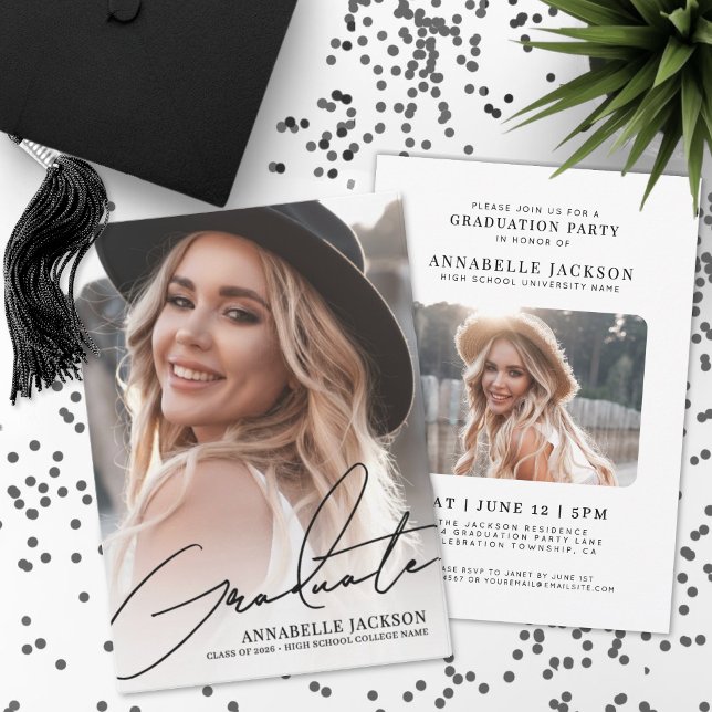 Trendig handskriven examen Enkel foto Examen Inbjudningar (Trendy Script Graduate Simple Photo Graduation Invitation)