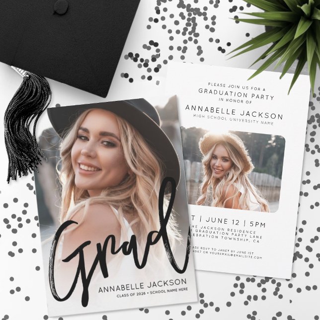 Trendig handskriven examen Enkel fototexamen Inbjudningar (Trendy Script Graduate Simple Photo Graduation Invitation)