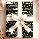 Trendig Hipster Black and White Mustache Mönster Presentpapper<br><div class="desc">Det här Trendiget, Hipster Black and White Mustache Mönster Wrapping Papper, ger en roligt och ett snabbt fläkt till din presentförpackning. Den svarta mustasch-illustrationen i snyggten mot en ren vit bakgrund gör att den här inslagna pappra perfekten för hipstertematiska händelser, födelsedagar eller tillfälle som kräver en lekfull men modern design....</div>