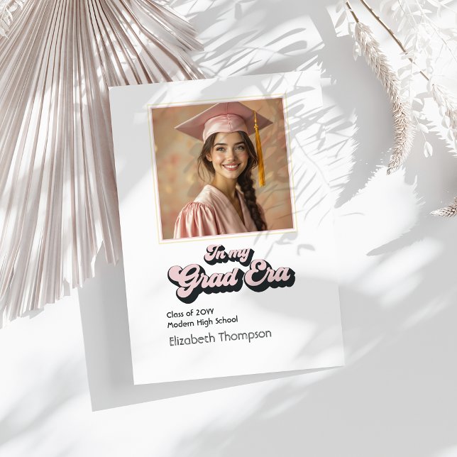 Trendig i min examenstid Examen Foto Meddelande (Trendy In My Grad Era Graduation Photo Announcement)
