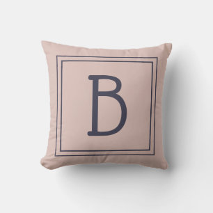 Trendig inramad monogram mjuk rosa & mörkblå kudde