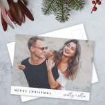 Trendig jul | Modern Snyggt - foto Helg Vykort<br><div class="desc">Ett snyggt helgdag-vykort med modern typografi "God jul" i mörk-skogens grönt och handskriven manustypografi för par namn på ren, enkel, minimalistisk vit bakgrund. Fotot, namn och hälsning kan enkelt anpassas för personligt bruk. En enkel, minimalistisk och contemporary julklapp som utmärker den här julhelgen! Bilden som visas är endast avsedd som...</div>