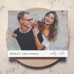 Trendig jul | Modern Snyggt - foto Julkort<br><div class="desc">Ett platta gratulationskort för foto i snyggt med modern typografi "God jul" i rött och handskrivet manustypografi för namn på par på en ren, enkel, minimalistisk vit bakgrund med en mörk grönt färg på motsatt sida. Fotot, namn och hälsning kan enkelt anpassas för personligt bruk. En enkel, minimalistisk och contemporary...</div>