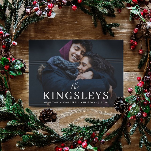 Trendig Julsvart Snyggt Modern par Foto Julkort (A stylish personalized Christmas card with your name and photo)