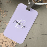 Trendig Lavender Black White-skript, Monogram Bagagebricka<br><div class="desc">Den här elegantens bagagetagg för personlig innehåller ett monogram och första namn i det moderna svartvita skriptet på trendigets lavender-bakgrund.</div>