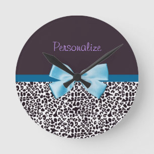 Trendig Leopard Print och Blue Ribbon with Namn Rund Klocka