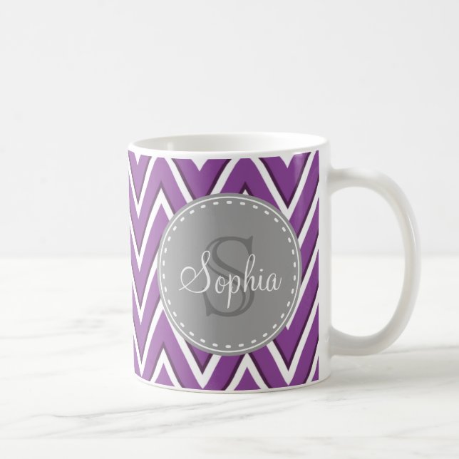 Trendig Lila Chevron Mönster Grått Monogram Kaffemugg (Höger)