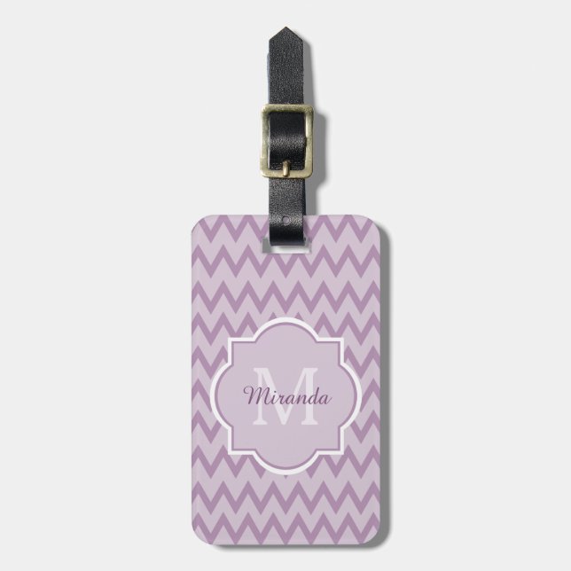 Trendig Lila Chevron Zigzag Namn och Monogram Bagagebricka (Vertikal Framsida)