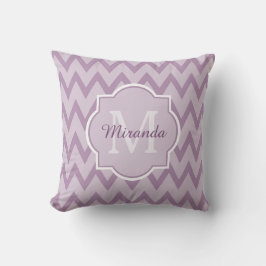 Trendig Lila Chevron Zigzag Namn och Monogram Kudde