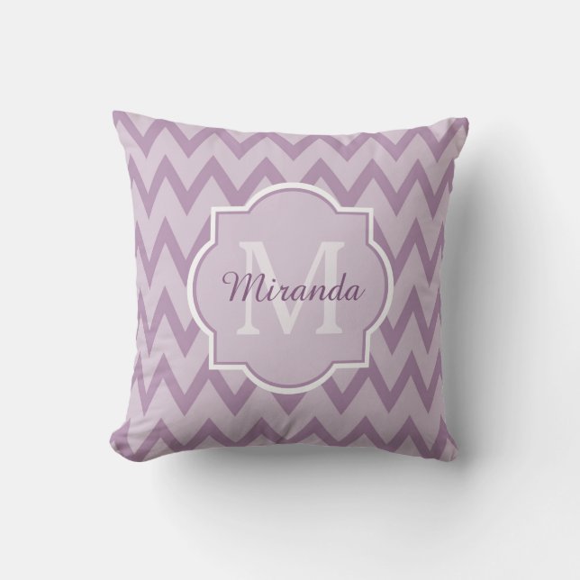 Trendig Lila Chevron Zigzag Namn och Monogram Kudde (Framsida)