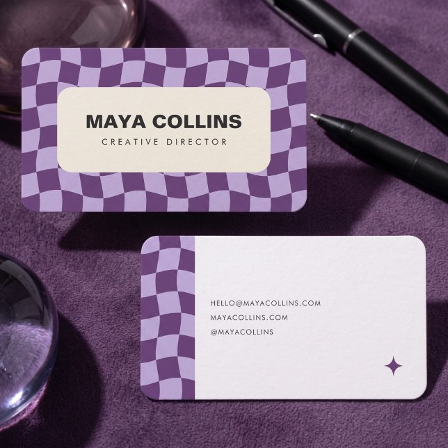 Trendig lila vågig rutig visitkort (Simulated business cards on table)