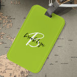 Trendig Lime Green Black White-skript, Monogram Bagagebricka<br><div class="desc">Den här elegantens bagagetagg för personlig har ett monogram och första namn i det moderna svartvita skriptet på en trendig som är grön bakgrund.</div>
