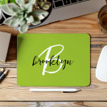 Trendig Lime Green Black White-skript, Monogram Musmatta<br><div class="desc">Den här personligen i elegant har ett monogram och första namn i det moderna svartvita skriptet på en trendig lime-grön bakgrund.</div>