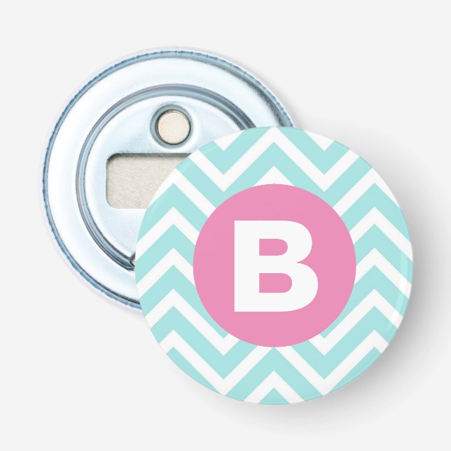 Trendig ljusblå chevron rosa monogram flasköppnare (Framsidan)