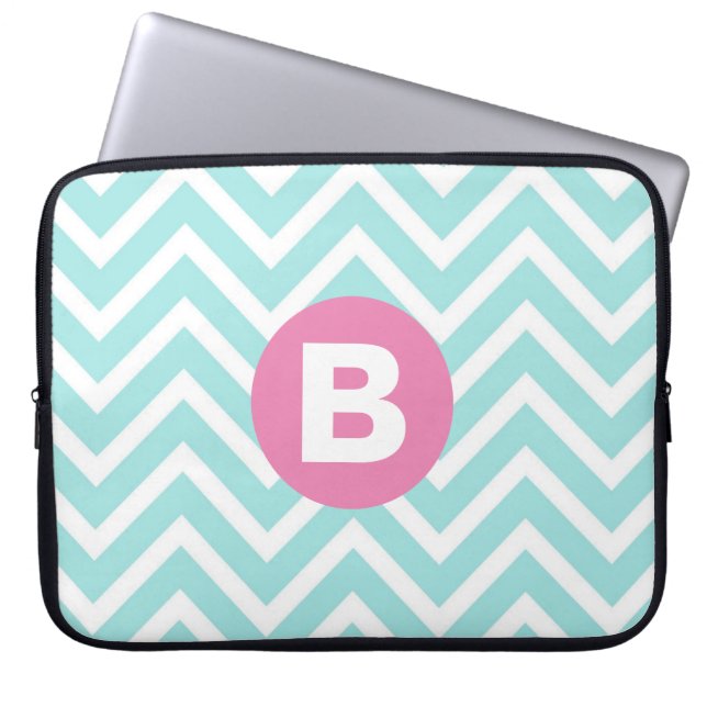 Trendig ljusblå chevron rosa monogram laptop fodral (Framsidan)