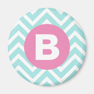 Trendig ljusblå chevron rosa monogram magnet