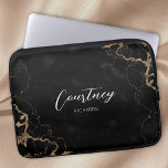 Trendig Marble Script Monogram Namn Laptop Fodral<br><div class="desc">Trendig bärbar dator fodral med svart och guld marble-bakgrund och kalligrafteckensnitt för chic för ditt namn eller initialer. Skriptdatorns monogramelektronik i fodral innehåller utrymme för att lägga till ditt namn eller initialer. Du kan till och med lägga till din logotyp för att göra den mer företagsmässig. Den här snyggten och...</div>