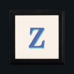 Trendig Medium Blue 3D Initial Brev | Linen Färg Minnesask<br><div class="desc">Trendig Medium Blue 3D (ljusblåa skuggor) Inledande Brev | Linen Färg. Du kan välja att lägga till din första eller den första av en älskad person. Oavsett om det är en hjärtlig gåva till någon som är kär i dig eller en personlig behandling, så är valet ditt. Du kan också...</div>