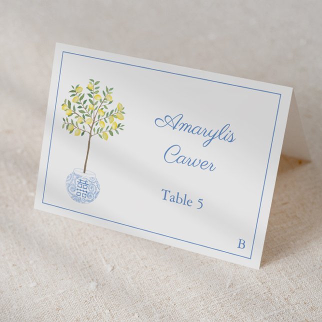 Trendig menykort för bröllopsfest med citrustema bordsnummer (Individual place cards for wedding or baby boy shower featuring lemon tree in chinoiserie planter)