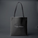 Trendig - minimalistiskt Modern Black Script Namn Tygkasse<br><div class="desc">Ett enkelt eget namn för typografi av en snyggt i ett avslappnad-skript som är skrivet med enfärgad svartvitt. Perfekten för minimalisten. En på trenden skräddarsydd gåva eller medhjälpare till tillfälle. Debra Valencia, en visionär konstnär från yta mönster, produktdesignör och entreprenör med en passion för världsresor, artisttraditioner, popkonst och mode-trender, har...</div>