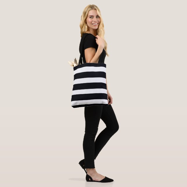Trendig Modern Chic Black and White Stripe Coola Tygkasse (På modell)